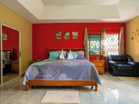 Spacious 2-bedroom apartment in Mandeville with hot tub ,WiFi and private garage Hotels in Mandeville