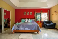 Spacious 2-bedroom apartment in Mandeville with hot tub ,WiFi and private garage Hotels in 