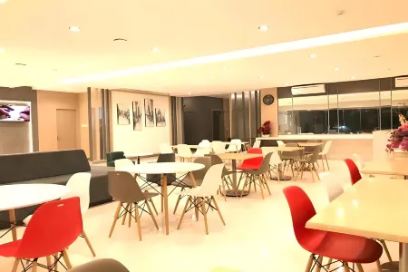 Front One Hotel Gresik Отели в г. Gresik