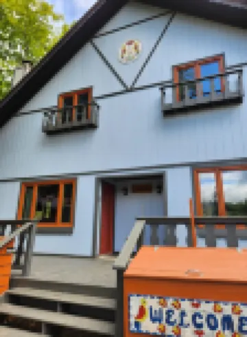 Peaceful Updated Ski Chalet across the street from Ski Brule Mountain -LEFT Side 艾昂縣住宿飯店