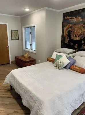 Hidden Hemlock Retreat Sauna, Spa Tub, Fireplace, 500M Wi-fi, L2+ EV Charger