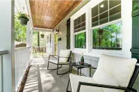 Charming Getaway on the Greenway! Hotels in Fort Mill