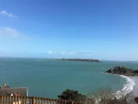 Bréhat gîte: full sea view, 200m from the beach Hotels in Perros-Guirec