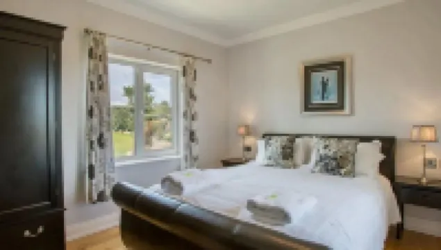 Waterford Villa - 5 Bed - Sleeps 10 - Parking Hotels in 