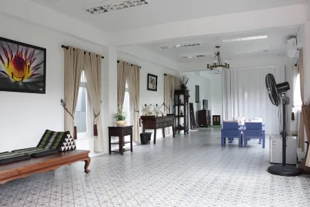 Moeimanee Resort Отели рядом с достопримечательностью «Mae Sot Tourism Centre»