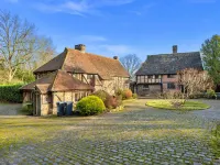 Cottage in Crawley Down with Hot Tub & Tennis