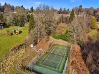 Cottage in Crawley Down with Hot Tub & Tennis