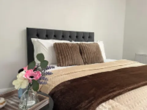 10 Bed Flat - Sleeps 20 - Pets - Parking - Wifi Hoteles en Condado de Offaly