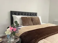 22 Guests - Edenderry Luxury Apartment Retreat فنادق في Offaly