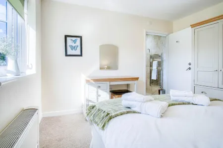 The Barn - 4 Bedroom - Tyn-Y-Coed Farm - Cardiff Отели рядом с достопримечательностью «Glamping»