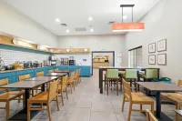 Country Inn & Suites by Radisson, Merrillville, IN - Aamiainen