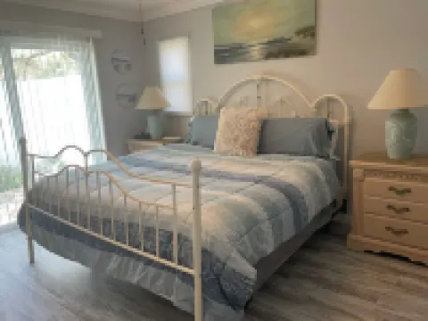 Warm and Cozy Home in Quiet Neighborhood!! LLC