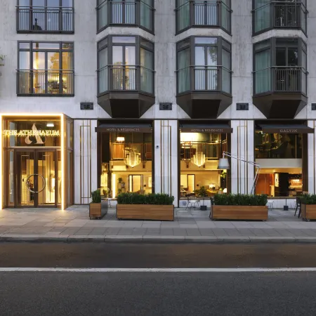 The Athenaeum Hotel & Residences Отели рядом с достопримечательностью «Эпсли Хаус»