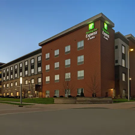 Holiday Inn Express & Suites MILWAUKEE - BROOKFIELD by IHG