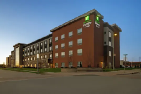 Holiday Inn Express & Suites MILWAUKEE - BROOKFIELD by IHG