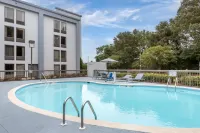 Spark by Hilton Atlanta Airport South College Park - Pool