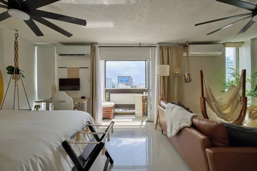 Walk to Beach & Restaurants 1Br w/City Views