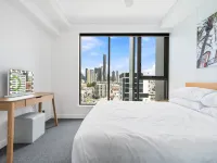 Chic 1 Bed Inner-City Retreat with Pool and Views