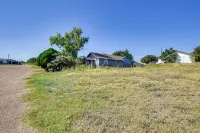 2 Mi to Phillips 66 Refinery: Home w/ Yard - 2 Sao