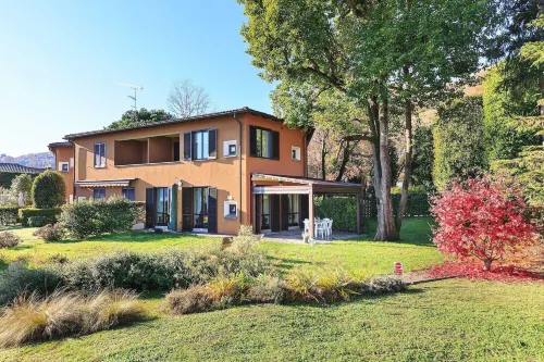 Lakefront Holiday Home