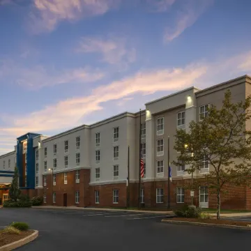 Hampton Inn & Suites Plymouth Отели рядом с достопримечательностью «Plymouth Mayflower»