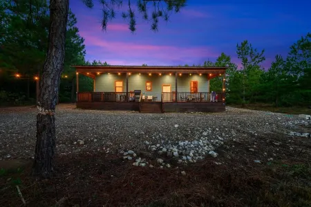 Ideal for 1-2 Families, Hot Tub🔥, Playset🧗 , Private Back Yard, PAC-Man🕹