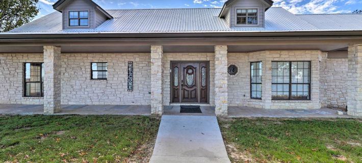 Modern Lakehouse w/ Stunning Views & Hot Tub! Hotels in Williamson County
