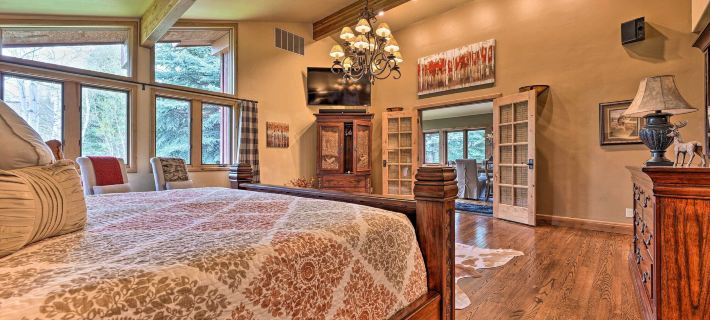 Luxe Sun Valley Retreat w/ Hot Tub, 3 Mi to Resort Hotels in Blaine County