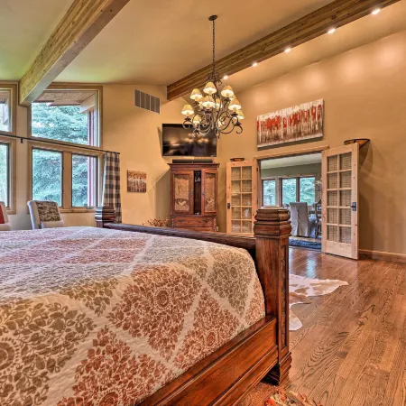 Luxe Sun Valley Retreat w/ Hot Tub, 3 Mi to Resort