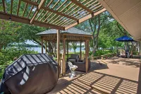 Remodeled Cedar Creek Lake Retreat w/ Fire Pit! - Parkplatz