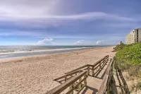 Walk to Canova Beach Park: Couple's Coastal Condo - balcony