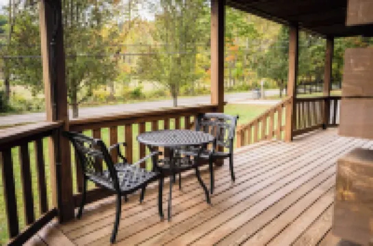 Rumples Retreat at Highland Hideaways - Arcade - Private Drive-in Theater