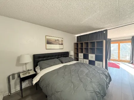 3 Min. Walk to Slopes!Mountain View! Steps to Ski Lift/Gondola, Shops & Dining!