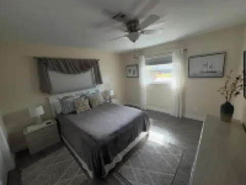 Contemporary Remodeled, minutes from beach!