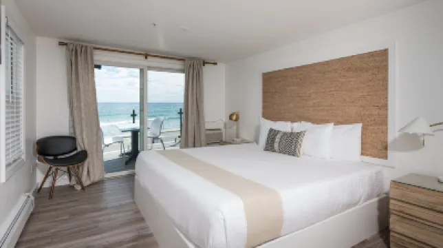 Stones Throw Отели в г. 