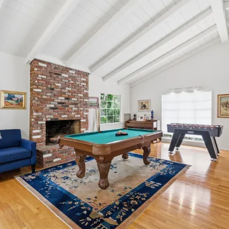 Pool, Foosball, Pool Table, Basketball Family Friendly, blocks from the beach!
