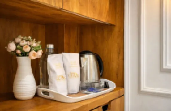 Raw Leaves - Premium Family & Business Hotel Near Rajkot Railway Station