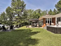 LAKEFRONT CHALET/FAMILY HOME- beautiful water views, hot tub, outdoor activities Hotels in Rawdon
