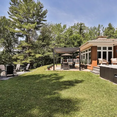 LAKEFRONT CHALET/FAMILY HOME- beautiful water views, hot tub, outdoor activities