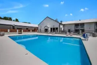 Clarion Pointe Marshall - Pools