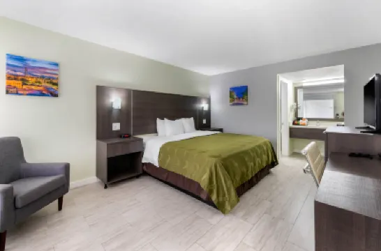 كواليتي إن يونيفرسيتي نورث آي-75 Hotels near مول أوكس