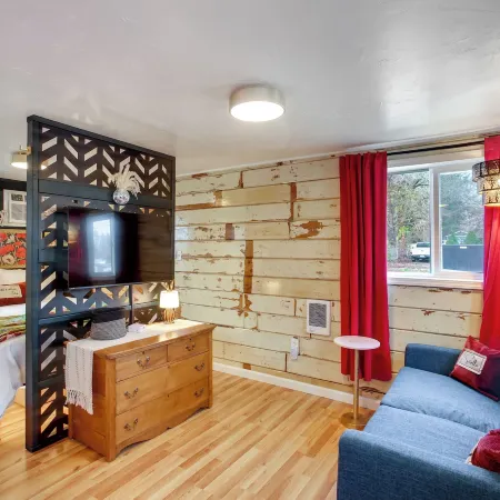 Unit 1: Historic Studio, Easy Hwy 195 Access