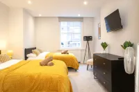 Central Leeds Apartment by Station - Sleeps 7 - Hot Tub