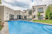 Executive 4-Bedroom Home - Private Pools