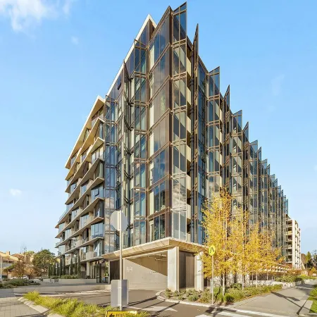 Bright Unit With Secure Parking and Garden Access