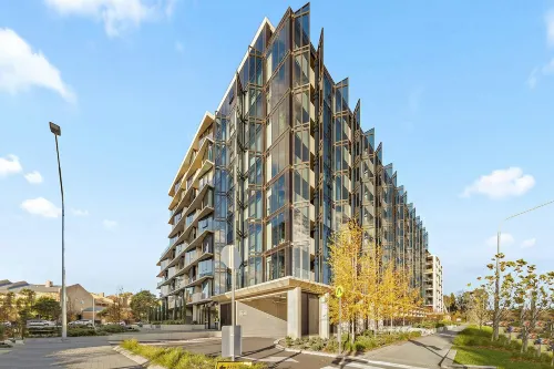 Bright Unit With Secure Parking and Garden Access