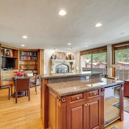 Updated Condo Walk to Vail Village and Ski Shuttle!