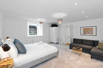 GuestReady - Elegant 2Bed Haven with Private Patio Hotels in Newington