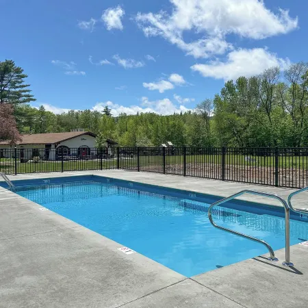 Glen Condo w/ Mountain Views: Walk to Story Land