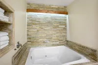 Best Western Plus Arroyo Roble Hotel  Creekside Villas - Hot Tub